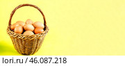 Плетёная корзина с коричневыми куриными яйцами. полезный продукт, белковая еда. фон для оформления к празднику Пасха. генератор искусственного интеллекта, ИИ, изображение нейронной сети. Стоковое AI-изображение, AI-художник Алёна Мостович / Фотобанк Лори