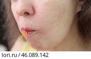 Close-up portrait of woman eating carrot. Eating vegetables. Close-up of woman eating carrot. Стоковое видео, видеограф Кутина Татьяна / Фотобанк Лори