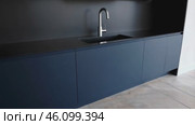 Black kitchen sink with a silver faucet. Стоковое AI-видео, аниматор Sergey Grishin / Фотобанк Лори