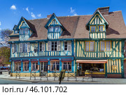 Street in Pont-l'Eveque, France (2016 год). Стоковое фото, фотограф Boris Breytman / Фотобанк Лори