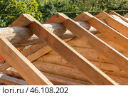 Log house roof structure is under construction. Wooden rafters. Стоковое фото, фотограф EugeneSergeev / Фотобанк Лори