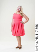 Plus size fashion model, fat woman on beige background, overweight female body. Стоковое фото, фотограф Станислав Тарко / Фотобанк Лори