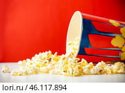 Popcorn in striped bucket. Стоковое фото, фотограф Сергей Толмачёв / Фотобанк Лори