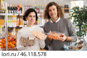 In store, couple near counter are looking at prawns or spiny dye-murex. Стоковое фото, фотограф Яков Филимонов / Фотобанк Лори