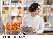 In store, woman near counter are looking at murex brandaris. Стоковое фото, фотограф Яков Филимонов / Фотобанк Лори