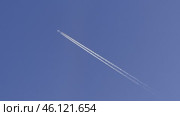 travel dream,Airplane flying high in blue sky, leaving white contrails. Aircraft soaring through clear atmosphere, trailing condensation. Jet traveling across open sky, forming vapor trail. Стоковое видео, видеограф Куликов Константин / Фотобанк Лори