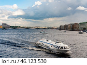 Речной трамвай на Невев пасмурный день. Санкт-Петербург. Россия. River tram on the Neva River. Saint-Petersburg. Russia (2011 год). Редакционное фото, фотограф Смирнова Светлана / Фотобанк Лори