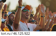 Enthusiastic golf fans clapping and cheering at tournament. Стоковое AI-видео, аниматор Юрий Поздников / Фотобанк Лори
