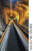 Engineers walking in tunnel on conveyor belt. Стоковое AI-видео, аниматор Юрий Поздников / Фотобанк Лори
