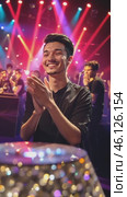 Musician clapping and smiling at music concert. Стоковое AI-видео, аниматор Юрий Поздников / Фотобанк Лори