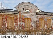 Город Тобольск. Улица Мира, дом 4. Старинное кирпичное здание (В годы Великой Отечественной войны в этом доме находились горком комсомола и горисполкома) (2015 год). Стоковое фото, фотограф Александр Тараканов / Фотобанк Лори