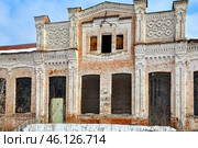 Город Тобольск. Улица Мира, дом 5. Старинный двухэтажный дом (Бывший магазин купца Голева-Лебедева, а позже - купца Янушкевича) (2015 год). Стоковое фото, фотограф Александр Тараканов / Фотобанк Лори