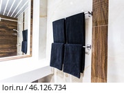 towels in bathroom. Стоковое фото, фотограф Сергей Толмачёв / Фотобанк Лори