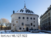 Старинная круглая башня в ясный зимний день. Выборг. Редакционное фото, фотограф Дмитрий Мельников / Фотобанк Лори