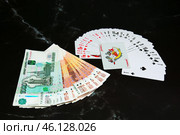 Игральные арты деньги пачка купюры 5000 рублей 1000 рублей колода карт джокер playing Cards money deck of cards joker. Стоковое фото, фотограф Константин Козлов / Фотобанк Лори