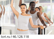 Group of men and women will learn to stand in third position during ballet rehearsal. Стоковое фото, фотограф Яков Филимонов / Фотобанк Лори