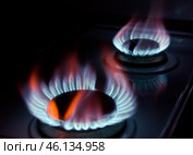 Голубое пламя на газовой конфорке плиты в темноте. Blue flames of gas stove in the dark. Стоковое фото, фотограф Татьяна Д / Фотобанк Лори