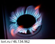 Голубое пламя на газовой конфорке плиты в темноте. Blue flames of gas stove in the dark. Стоковое фото, фотограф Татьяна Д / Фотобанк Лори