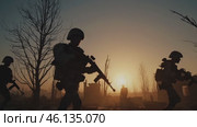 Soldiers Silhouetted During Sunset in a War Torn Landscape. Стоковое видео, видеограф Данил Руденко / Фотобанк Лори
