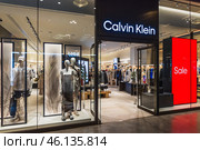 Calvin Klein Storefront with Stylish Mannequins and Bright Sale Sign. London, UK, 4 July 2023. Редакционное фото, фотограф Zydrius Tartenis / Фотобанк Лори