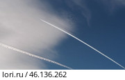 An Airplane is majestically crossing the Sky, leaving behind a beautiful, white contrail in its path. Стоковое видео, видеограф PAv / Фотобанк Лори