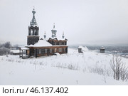 Snowy hill with an old wooden church, Cherdyn. Стоковое фото, фотограф Саблин Станислав / Фотобанк Лори