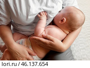 Mother breastfeeding baby at home. Mom nursing infant nurturing. Portrait of Child suckling milk from breast. Authentic shot of mother is breastfeeding her newborn baby Close Up. Concept of maternity. Стоковое фото, фотограф Марина Демидюк / Фотобанк Лори