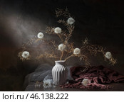 Creative still life with dry branches and dandelions on a dark background. Стоковое фото, фотограф Ирина Толокновская / Фотобанк Лори