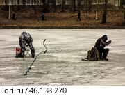 Зимняя рыбалка в черте города Москва/ Men ice fishing on a frozen lake. Men engaged in winter fishing on the lake in Moscow, Russia. Редакционное фото, фотограф Iva Noel / Фотобанк Лори