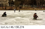 Зимняя рыбалка в черте города Москва/ Men ice fishing on a frozen lake. Men engaged in winter fishing on the lake in Moscow, Russia. Редакционное фото, фотограф Iva Noel / Фотобанк Лори