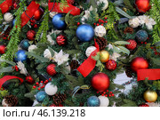 Новогодний, рождественский фон , новогодние шары и украшения на елке. Стоковое фото, фотограф Римма Тельнова / Фотобанк Лори