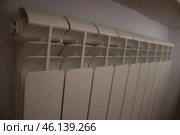 Батарея в холодный период, начало отопительного сезона. Стоковое фото, фотограф Екатерина Малиева / Фотобанк Лори