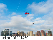 Москва. Пожарный вертолет Ка-32А11ВС, на фоне жилого комплекса. Редакционное фото, фотограф Александр К / Фотобанк Лори