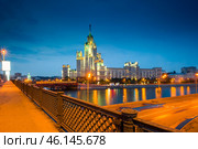 A high-rise building on Kotelnicheskaya embankment and Bolshoy Ustinsky bridge at night. Moscow (2010 год). Стоковое фото, фотограф Константин Лабунский / Фотобанк Лори