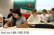 Teacher story about country of Iran at a geography lesson at school. Стоковое видео, видеограф Яков Филимонов / Фотобанк Лори