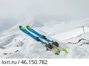 Горные лыжи лежат у обрыва на горнолыжном курорте Эльбрус (2024 год). Редакционное фото, фотограф Сергей Крамарев / Фотобанк Лори