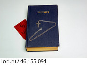 Комсомольский билет под библией крест на цепочке Komsomol card under the Bible cross on a chain. Стоковое фото, фотограф Константин Козлов / Фотобанк Лори