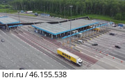 Moscow July 15 2022, Electronic payment: Cars drive through a lane with electronic terminals where payment is made automatically using transponders. Редакционное видео, видеограф Скрипачев Антон / Фотобанк Лори