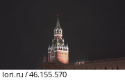 Moscow January 08 2021, Spasskaya Tower, whose silhouette looms clearly against background of dark sky. Snow, like light bedspread, lies on roof and walls of tower, giving it fabulous look. Snow. Редакционное видео, видеограф Скрипачев Антон / Фотобанк Лори