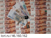 Денежный фон из пятитысячных купюр, купюры 50, 100, 500 и 1000 рублей, связка ключей / A money pool of five thousand banknotes, 50, 100, 500 and 1000 rubles, a bunch of keys. Стоковое фото, фотограф Петроченко Мария Петровна / Фотобанк Лори