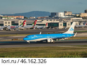 KLM Boeing 737-8K2 passenger plane taxi on runway in Humberto Delgado Airport in Lisbon (2023 год). Редакционное фото, фотограф Дмитрий Рухленко / Фотобанк Лори