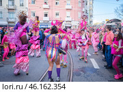 Carnival parade in streets of Lisbon by artistic collective Clandestine Colombina (2024 год). Редакционное фото, фотограф Дмитрий Рухленко / Фотобанк Лори