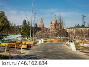Парк Зарядье. Пешеходная зона с лавочками на фоне Покровского собора (храма Василия блаженного) и Спасская башни. Весенний городской пейзаж в Москве. (2018 год). Стоковое фото, фотограф Анна Ефимова / Фотобанк Лори