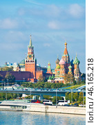 Спасская башня Московского Кремля, Храм Василия Блаженного и "Парящий мост" парка Зарядье. Солнечный день. Октябрь. Москва. Россия. Редакционное фото, фотограф E. O. / Фотобанк Лори