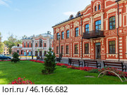 Старый доходный дом. Бывшая гостиница "Россия" и Псковский драматический театр имени А.С. Пушкина. Псков (2019 год). Редакционное фото, фотограф Александр Щепин / Фотобанк Лори