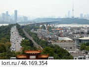 Вид на город Ухань, реку Янцзы и двухъярусный мост Wuhan Yangtze River Bridge. Wuchang District, Ухань, Китай (2024 год). Редакционное фото, фотограф Кекяляйнен Андрей / Фотобанк Лори