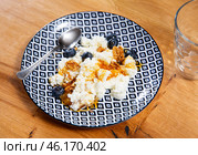 Traditional Catalan mato con miel, delicate soft whey cheese made from sheep milk served for breakfast with honey, walnuts and blueberries. Стоковое фото, фотограф Яков Филимонов / Фотобанк Лори