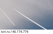 Two airplanes are crossing paths in the sky, leaving behind visible contrails that trace their flight paths. Стоковое видео, видеограф PAv / Фотобанк Лори