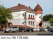Красивое здание современной постройки в городе Кирове, магазин "Чародейка" (2013 год). Редакционное фото, фотограф Солодовникова Елена / Фотобанк Лори