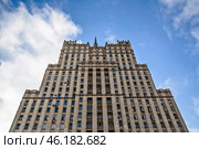 Вид на сталинскую высотку на Кудринской площади. Пресненский район ЦАО, Кудринская площадь, дом 1, Москва. Редакционное фото, фотограф Владимир Устенко / Фотобанк Лори